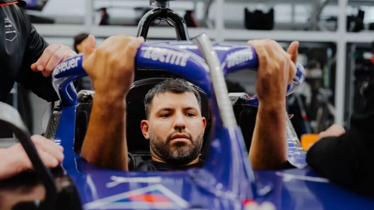 Eks Bintang Manchester City Sergio Aguero, Jajal Dunia Formula E dengan Membela Tim Porsche di Miami 1 TANTANGAN BARU— Mantan pemain Manchester City dan Atletico Madrid, Sergio Aguero akan mencoba dunia olahraga baru. Teranyar, dirinya bergabung dalam Tag Heuer Porsche untuk acara Formula E Evo Sessions di Miami bulan depan.