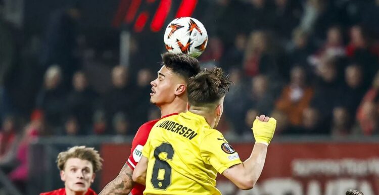 Mees Hilgers Siap Menjalani Petualangan Baru, Klub Spanyol-Italia Sudah Menanti 1 DUEL UDARA— Bek FC Twente Mees Hilgers (kiri) berduel udara dengan pemain Bodo/Glimt Jostein Gundersen.