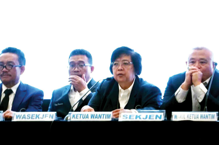 BERI KETERANGAN— Ketua Dewan Pertimbangan Partai NasDem, Siti Nurbaya Bakar di NasDem Tower, Jakarta, Minggu (16/2).