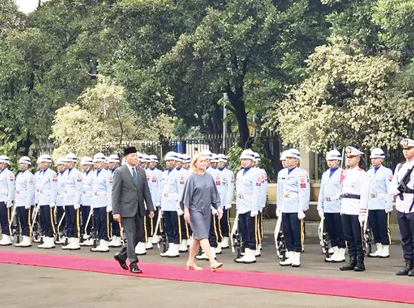 SAMBUT KEDATANGAN— Menhan Sjafrie Sjamsoeddin menyambut kedatangan Menhan Republik Ceko Jana Cernochova di Kantor Kemhan pada Selasa (18/2).