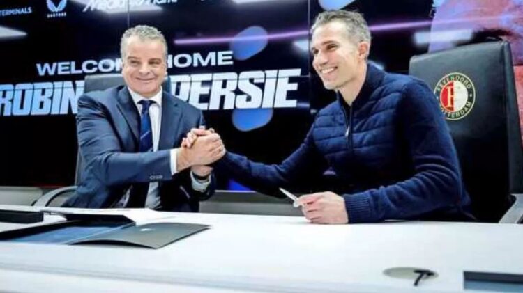 Ditunjuk Sebagai Pelatih Baru Feyenoord, Robin van Persie Dapat Ucapan Istimewa dari Arsene Wenger 1 PELATIH BARU— Robin van Persie (kanan) mendapat kehormatan menjadi pelatih Feyenoord Rotterdam.