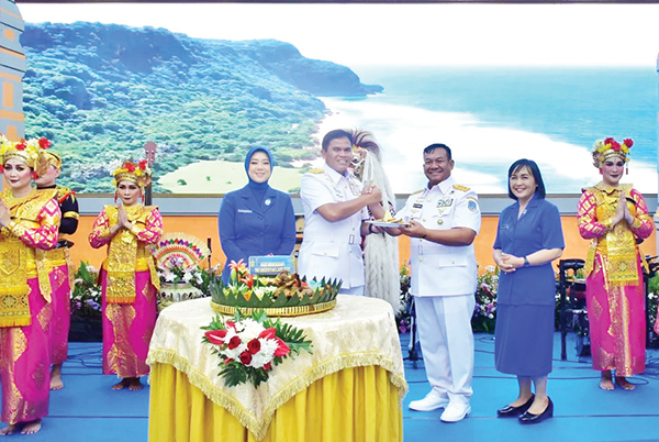 KSAL Tugaskan Pushidrosal Fokus Operasi Survei Bawah Laut di Wilayah Timur Indonesia 1 SALAM KOMANDO— KSAL Laksamana TNI Muhammad Ali bersama Komandan Pushidrosal Laksamana Madya TNI Budi Purwanto di Mako Pushidrosal pada Selasa (4/2).