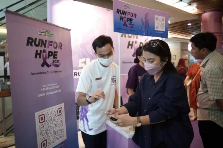 PENDAFTARAN TIKET— Panitia MRCCC RFH 2025 “Remembering Cancer Warriors” membantu calon peserta yang mendatangi langsung booth di Lobby Rumah Sakit MRCCC Siloam Semanggi untuk pendaftaran tiket.