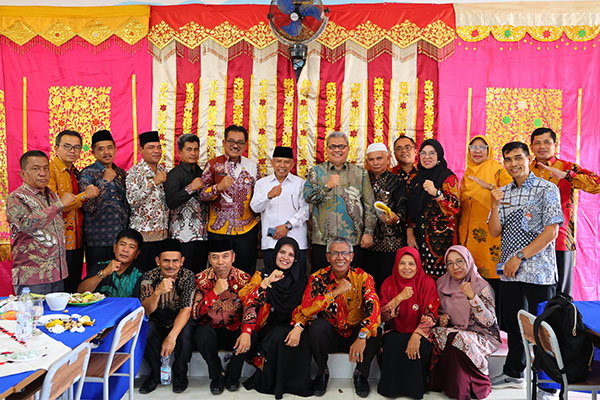 Muhidi Komit Perjuangkan Kemajuan Pendidikan di Sumbar 1 BERSAMA KEPALA SEKOLAH--Ketua DPRD Sumbar Muhidi bersama sejumlah kepala-kepala sekolah di Kabupaten Tanahdatar.