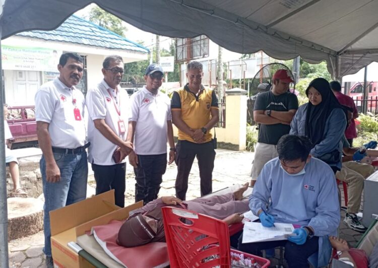 Sambut Ramadhan, KALP dan PMI Gelar Donor Darah 1 Bapak Camat Padang Selatan dan Kapolsek Padang Selatan beserta ketua Komunitas Alang Laweh Peduli (KALP) menyaksikan para pendonor darah.
