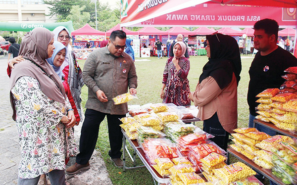250 Pelaku Usaha Ikuti Festival Kulek-Kulek di Kota Padang 1 HADIRKAN KULINER KHAS— Pemko Padang menggelar Festival Kulek-Kulek sebagai perayaan kuliner khas daerah serta wadah bagi pelaku UMKM untuk memperkenalkan dan mengembangkan usaha, di Lapangan Apeksi Balaikota Padang.