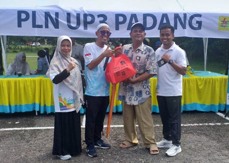 mempromosikan --Stan PLN hadir mempromosikan kemudahan layanan digital melalui aplikasi PLN Mobile.