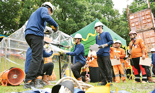 PT Semen Padang Meriahkan Bulan K3 Nasional, 23 Tim Saling Bersaing pada Ajang SHE Challenge 2025 1 SHE CHALLENGE— Sebanyak 23 tim yang berasal dari unit kerja di lingkungan PT Semen Padang saling bersaing pada ajang SHE Challenge yang digelar dalam rangka memeriahkan Bulan K3 Nasional Tahun 2025, di Lapangan Fire Ground PT Semen Padang, Selasa (4/2).