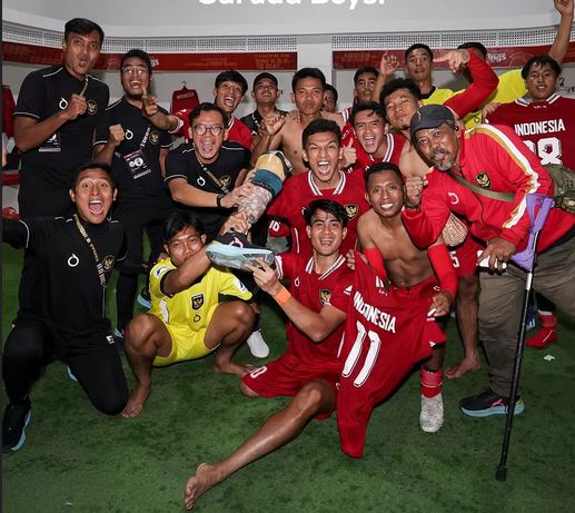 Performa Mengesankan!, Timnas Sepak Bola Amputasi Indonesia Raih Runner-up di Kejuaraan Asia 2025 1 FOTO BERSAMA— Para pemain dan official timnas sepakbola amputasi Indonesia berfoto bersama setelah pertandingan, dan berhasil menjadi runner up, dalam Kejuaraan Sepak Bola Amputasi Asia 2025 yang berlangsung di Dhaka, Bangladesh.