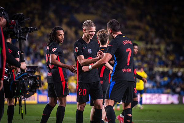 Kalahkan Las Palmas 2-0, Barcelona Pertahanan Puncak Klasemen 1 KEMENANGAN— Barcelona merebut kembali puncak klasemen La Liga setelah mengalahkan Las Palmas 2-0 di Stadion Gran Canaria pada Minggu (23/2) dini hari WIB.