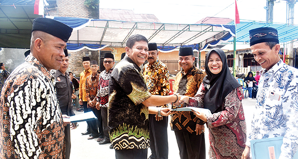 Usman Gumanti Resmi Pimpin RW XI Kuranji, Dilantik Lurah Kuranji, Syafrizal Bersamaan Ketua RT 01 Sampai 08 Dilingkungan RW XI Kelurahan Kuranji 1 KETUA DPD LPM Kota Padang Irwan Basir Dt. Rajo Alam ikut menyerahkan SK kepengurusan RT pada acara pelantikan pengukuhan RT se RW XI Kelurahan Kuranji disaksikan oleh Ketua RW XI Usman Gumanti dan Lurah Kuranji Syafrizal.