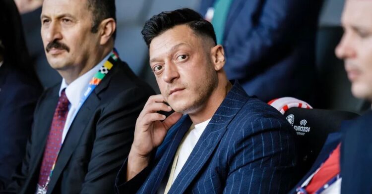 Mesut Ozil, dari Bintang Jempolan Timnas Jerman dan Real Madrid, Kini Putuskan Banting Setir ke Dunia Politik 1 GEBRAKAN BARU— Mantan bintang Arsenal dan Real Madrid, Mesut Ozil, membuat gebrakan baru dalam kariernya setelah memutuskan terjun ke dunia politik, usai hampir dua tahun gantung sepatu.