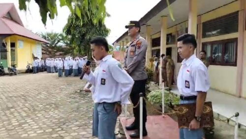 Kapolsek Pancung Soal Jadi Pembina Upacara di SMKN 1, Sosialisasikan Program Kapolda Sumbar 1 3 4 e1738573284102