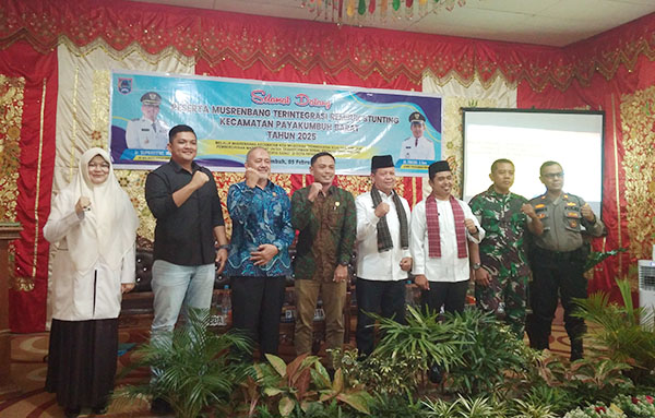 Musrenbang Kecamatan Payakumbuh Barat Hasilkan 84 Usulan Prioritas 1 Asisten II Wal Asri, Anggota DPRD Kota Payakumbuh, Bappeda, Camat,
Kapolsek, Danramil saat foto bersama.