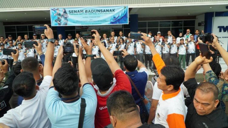 Senam Badunsanak Wujud Guyubnya Pimpinan Instansi Se-Sumbar 1 Senam Badunsanak--PT PLN UID Sumbar hadir bersama jajaran pimpinan instansi dan BUMN di Sumatera Barat dalam acara Senam Badunsanak.