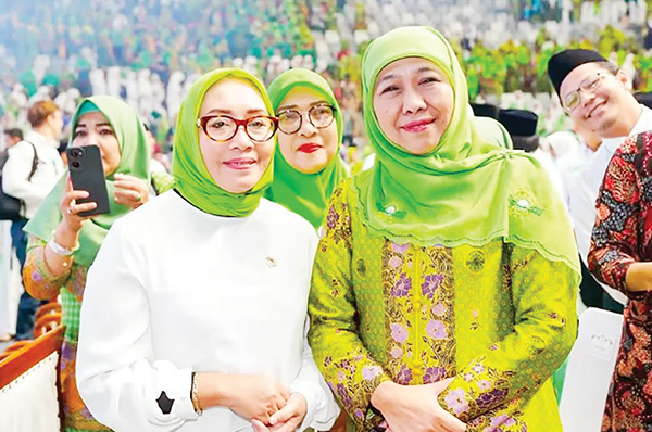 Era Baru Dimulai, Arifah Choiri Fauzi Terpilih jadi Ketua PP Muslimat NU 2025-2030 1 MUSLIMAT NU— Ketua PP Muslimat NU Arifah Choiri Fauzi (kiri) dan Ketua Umum Dewan Pembina PP Muslimat NU Khofifah Indar Parawansa (kanan).
