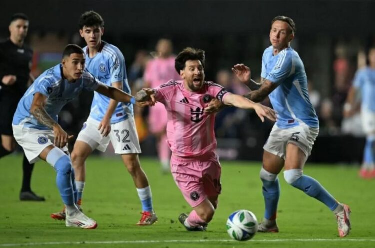 Lionel Messi Ngamuk Usai Inter Miami Ditahan Imbang Lawan New York FC, Ngomel ke Wasit hingga Cekik Leher Pelatih Lawan 1 DUEL— Lionel Messi saat berduel dengan pemain New York FC pada laga pembuka MLS.