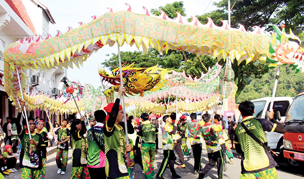 Ribuan Warga Padati Pawai Cap Go Meh 2025, Atraksi Barongsai dan Arak-arakan Sipasan Panjang Meriah 1 PAWAI CAP GOMEH— Puncak Perayaan Cap Go Meh tahun 2025 di Kota Padang berlangsung semarak, Minggu (9/2) sore. Pawai diisi dengan arak-arakan sipasan panjang, barongsai hingga pertunjukan seni dari berbagai etnis yang ada di Kota Padang.