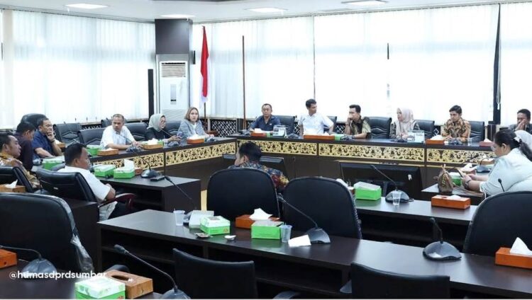 DPRD Batu Bara Kunjungi DPRD Sumbar, Bahas Penyusunan Jadwal Kegiatan Dewan 1 BERKUNJUNG--Aggota Badan Musyawarah (Banmus) DPRD Kabupaten Batu Bara saat melakukan pertemuan di DPRD Sumbar.