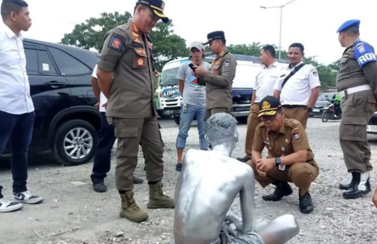 Pemko Siagakan Tim Patroli Gepeng dan Anjal Selama Ramadhan, DP3AP2KB Bidik Pengemis yang Bawa Anak 1 PENERTIBAN— Tim gabungan Satpol PP dan Dinas Sosial, melakukan menertibkan sebanyak 24 orang dewasa dan 7 orang anak-anak di berbagai lokasi yang ada di Kota Padang. Personel meneribkan anjal, gelandangan, pak ogah, badut dan pengemis (gepeng) di seputaran perempatan lampu merah dan U-Trun jalan, Senin (24/2) sore.
