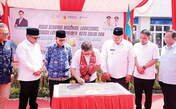 Menkes RI Resmikan RSUD Serambi Madinah, Harapan Besar di Penghujung Masa Jabatan Zul Elfian-Ramadhani Kirana Putra 1 PENANDATANGAN prasasti peresmian RSUD Serambi Madinah Kota Solok yang dilakukan oleh Menkes RI, Budi Gunadi Sadikin.