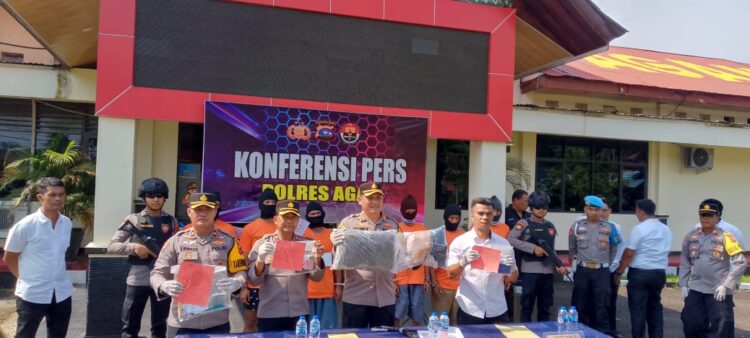 7 Pengedar Ditangkap, Salah satunya Oknum PNS, Ganja, Sabu dan Pil Ekstasi Disita 1 PENGEDAR— Kapolres Agam AKBP Muhammad Agus Hidayat saat konferensi pers penangkapan tujuh orang pengedar narkoba.