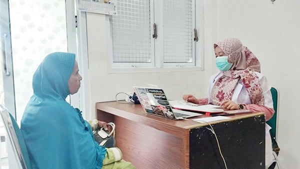 LAYANI CKG— Petugas Puskesmas Andalas, Kecamatan Padang Timur tengah melayani warga yang akan melakukan program Cek Kesehatan Gratis (CKG).