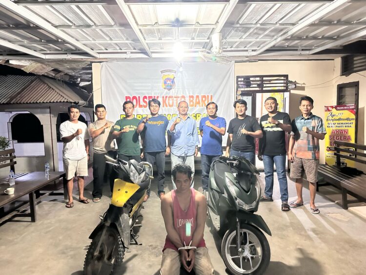 Satu Bulan Lebih Buron Karena Curi Motor, Widodo Diamankan Polres Dharmasraya di Rumah Sendiri 1 Tim Gabungan Polres Dharmasraya berfoto bersama hasil tangkapan