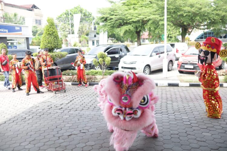 Meriahkan Imlek, BRI BO Padang Hadirkan Atraksi Barongsai dari HBT dan HTT 1 BRI BO Padang mengundang Tim Barongsai dari HBT dan HTT untuk menghibur nasabah dan masyarakat sekitar, di halaman Kantor BRI BO Padang