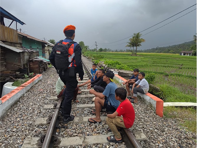 Petugas Polsuska KAI Divre II Sumbar mengamankan jalur kereta API dari aktivitas anak-anak di kawasan Lubuk Begalung, Kota Padang, pada 16 Februari 2025. Foto: M. As’ad Habibuddin/ Kepala Humas KAI Divre II Sumbar