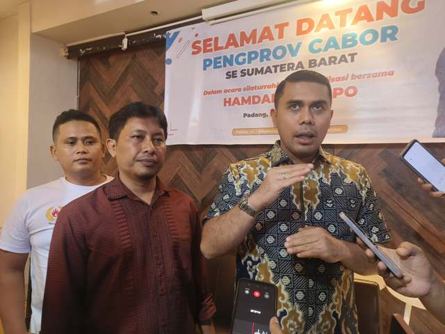 KONI Sumbar, Prioritaskan Porprov 2025 1 KETERANGAN PERS - Pasangan Calon Ketua dan Sekretaris Koni Sumbar, Hamdanus - Anandya Dipo Pratama memberikan keterangan pers usai acara silahturahmi bersama Pengprov Cabor se-Sumbar.