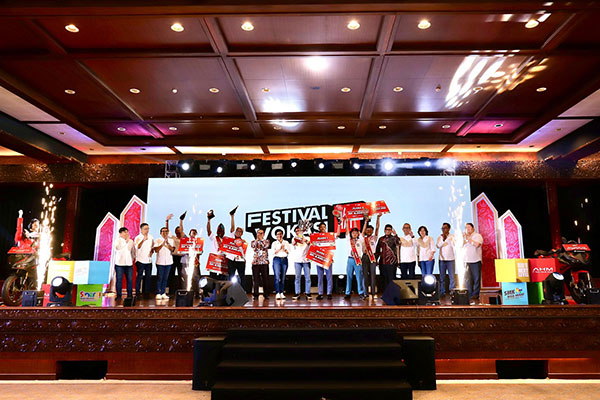 Festival Vokasi Satu Hati 2025, Siapkan Talenta Muda Masuki Era Elektrifikasi 1 FOTO BERSAMA— Para pemenang FEVOSH 2025 berfoto bersama sesaat setelah menerima penghargaan di Sasono Langon Budoyo, TMII (11/2).