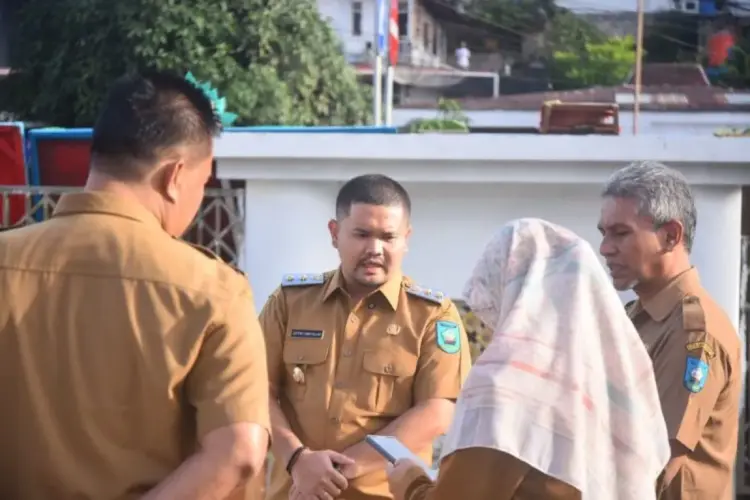 Wawako Jeffry Sebut, ASN harus jadi Motor Penggerak Implementasi Program Pemerintah 1 DISKUSI—Wawako Sawahlunto Jeffry Hibatullah berdiskusi dengan jajaran perangkat daerah usai memimpin
apel mingguan di Balaikota, Senin (24/2).