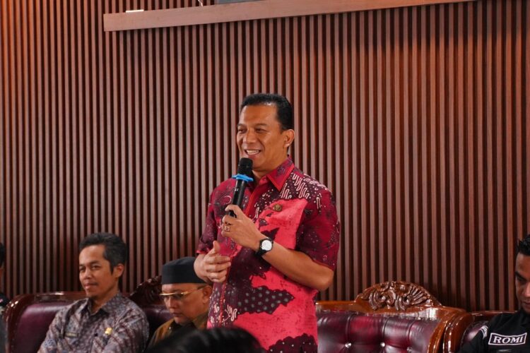 Ketua RT Diajak Galakkan Gerakan Bersama Pengelolaan Sampah 1 PENGELOLAAN SAMPAH— Penjabat (Pj) Wali Kota Padangpanjang Sonny Budaya Putra, mengajak seluruh ketua RT aktif mengimbau warganya melakukan gerakan pengelolaan sampah.