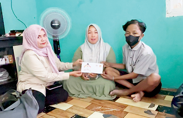 Andre Rosiade Bantu Penderita Thalasemia di Mata Air 1 SERAHKAN BLT— Tim dari anggota DPR RI Andre Rosiade, menyerahkan bantuan kepada Yudi Putra (19), penderita thalesimia, di Jalan Kolam Indah Belakang SMP 20, RT 002 RW 003, Kelurahan Mata Air, Kecamatan Padang Selatan.