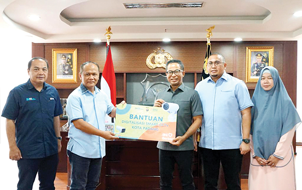 Andre Rosiade Fasilitasi Bantuan Smart CCTV untuk Polda Sumbar dari BNI 1 BANTUAN SMART CCTV— Wakil Ketua Komisi VI DPR RI Andre Rosiade, Direktur Network and Services BNI, Ronny Venir menyerahkan bantuan kamera pengawas atau Smart CCTV kepada Kapolda Sumbar Irjen Pol, Gatot Tri Suryanta di Mapolda Sumbar, Sabtu (8/2) lalu.