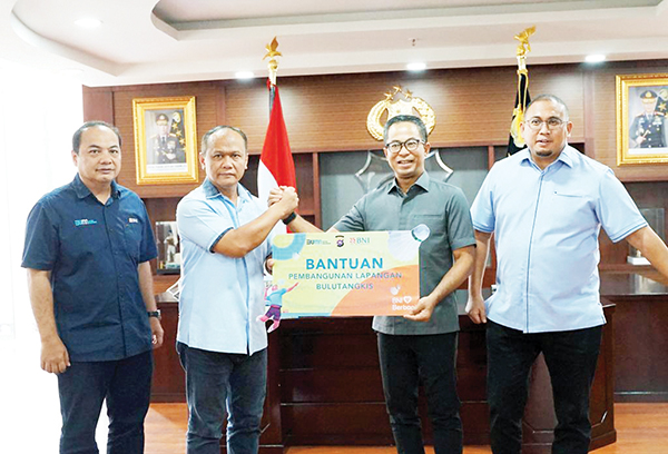GOR SLB KEMALA BHAYANGARI— Direktur Network and Services BNI Ronny Venir menyerahkan secara simbolis bantuan pembangunan sarana olahraga SLB Kemala Bhayangkari, kepada Kapolda Sumbar Irjen Pol Gatot Tri Suryanta dan disaksikan Andre Rosiade dan istri Nurul Anastasia serta Regional CEO (RCEO) BNI Wilayah 02, Khairul Salam di Mapolda Sumbar, Sabtu (8/2) lalu.