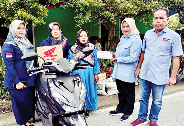 Andre Rosiade Hadiahkan Sepeda Motor untuk Guru Honorer di Solok 1 HADIAH SEPEDA MOTOR— Tim Andre Rosiade menyerahkan satu unit motor Honda Beat baru, kepada Isnaini Delmita (50), seorang guru honorer di TK Restu Bunda Aia Abu, Nagari Aia Dingin, Kecamatan Lembah Gumanti, Kabupaten Solok.