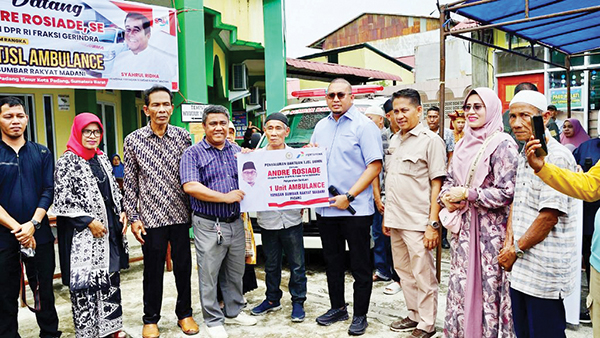 Andre Rosiade Serahkan Ambulans untuk Yayasan Sumbar Rakyat Madani di Padang 1 BANTUAN AMBULANS— Wakil Ketua Komisi VI DPR RI Andre Rosiade menyerahkan satu unit ambulans kepada Yayasan Sumbar Rakyat Madani, di halaman Masjid Al Ikhwan Simpang Haru, Kelurahan Sawahan Timur, beberapa waktu lalu.