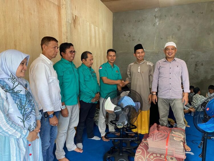 FOTO BERSAMA—Anggota PWI Dharmasraya foto bersama dengan santri beserta ustadz dan ustazah Rumah Quran Raudhah.