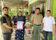 Warga Agam Serahkan Kukang ke BKSDA