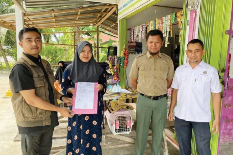 Warga Agam Serahkan Kukang ke BKSDA 1 PENYERAHAN SATWA LANGKA— Petugas BKSDA Sumbar menerima satu ekor kukang dari seorang warga Padang Koto Gadang, Nagari Salareh Aia Utara, Kecamatan Palembayan, Agam, Senin (10/2).