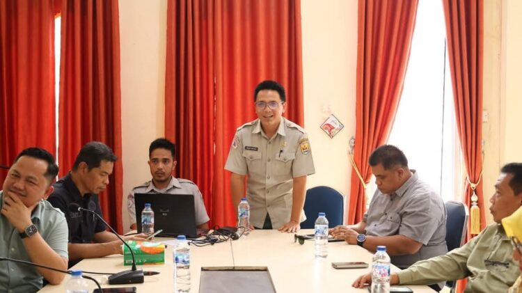 BPBD Terima Kunjungan DPRD Provinsi Sumbar 1 TERIMA KUNJUNGAN DPRD—Tujuh anggota Komisi IV DPRD Sumbar dan Kalaksa BPBD Provinsi Sumbar Rudy Rinaldi, disambut Staf Ahli Pemerintahan Hukum dan Politik Sekretariat Daerah Kota Pariaman Ferialdi, di ruang pertemuan BPBD Kota Pariaman, kemarin.