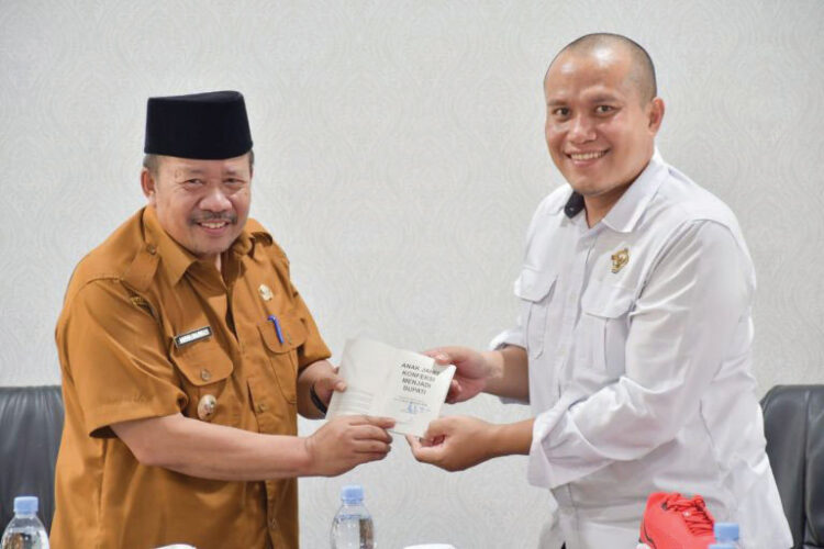 Pemeriksaan Laporan Keuangan Pemkab Agam Dimulai, BPK Harap Kerjasama Optimal 1 SERAHKAN CINDERAMATA— Bupati Agam Andri Warman menyarahkan cinderamata kepada Pengendali Teknis BPK Perwakilan Sumbar, Yumnandar, saat entry meeting BPK perwakilan Sumbar bersama Pemkab Agam di ruang rapat Bupti Agam, Senin (3/2).