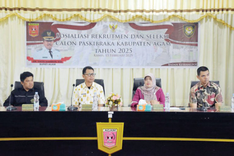 Mempersiapkan Pemimpin Masa Depan, Sosialisasi Paskibraka Agam 2025 Dilaksanakan 1 SOSIALISASI— Kepala Badan Kesbangpol Kabupaten Agam, Bambang Warsito, membuka Sosialisasi Rekrutmen dan Seleksi Calon Paskibraka
Kabupaten Agam Tahun 2025, di Aula Kantor Bupati Agam, Kamis (13/2).