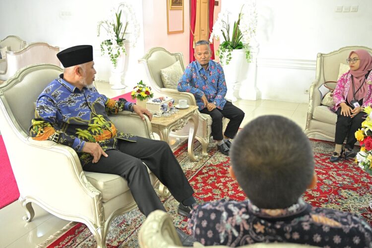 Gubernur Mahyeldi Sambut Kepala Ombudsman Sumbar yang Baru, Bahas Evaluasi dan Proyeksi Layanan Publik 1 DIALOG—Gubernur Sumatera Barat Mahyeldi Ansharullah, saat dialog dengan Kepala Perwakilan Ombudsman Sumbar yang baru, Adel Wahidi, di Istana Gubernuran, Kamis (13/2).