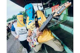 Menteri HAM: Vokalis Band Sukatani Tak Boleh Dipecat sebagai Guru 1 DIPECAT— Personel Sukatani, Muhammad Syifa Al Luthfi (kanan) dan Novi Citra Indriyati. Lirik lagu-lagu mereka lugas
dan mengangkat isu-isu sosial.