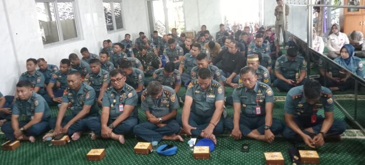 Hadapi Percepatan Zaman, Bangun Mentalitas Tangguh 1 PERINGATAN ISRA MIKRAJ— Para prajurit TNI AL mengikuti peringatan Isra Mikraj di Masjid Al Jariyah Mako Lantamal II Padang, Rabu (19/2).