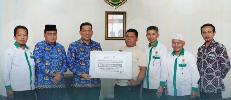 Untuk 11 Korban Bencana Galodo Marapi, Baznas Salurkan Bantuan Rp33 Juta 1 SERAHKAN BANTUAN— Pj Wako Sonny Budaya Putra serahkan uang tunai sebesar Rp3 juta kepada korban ebncana, di ruang kerja Penjabat (Pj) Wali Kota, Senin (17/2).