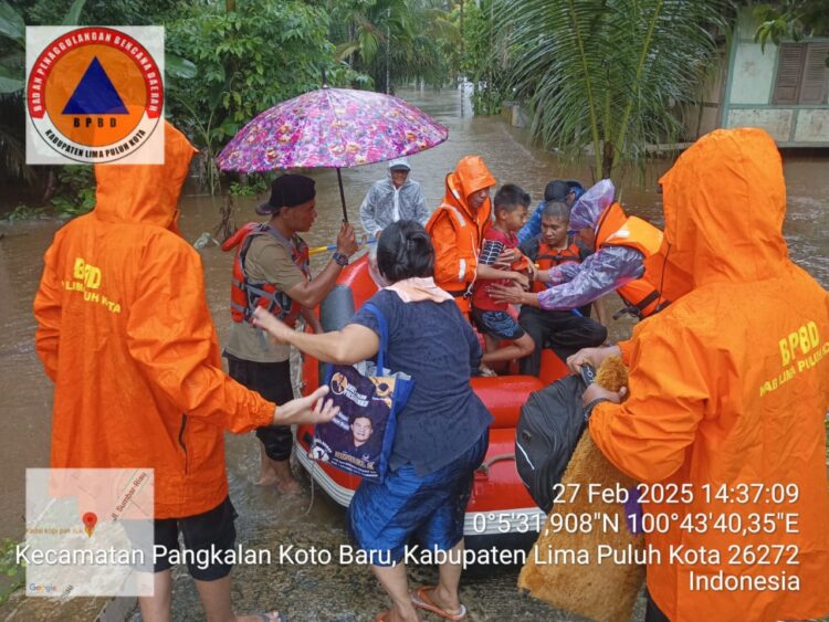 Bencana Longsor dan Banjir Terjang Lima Puluh Kota 1 EVAKUASI— Tim gabungan melakukan evakluasi korban anak anak dari sungai yang meluap.